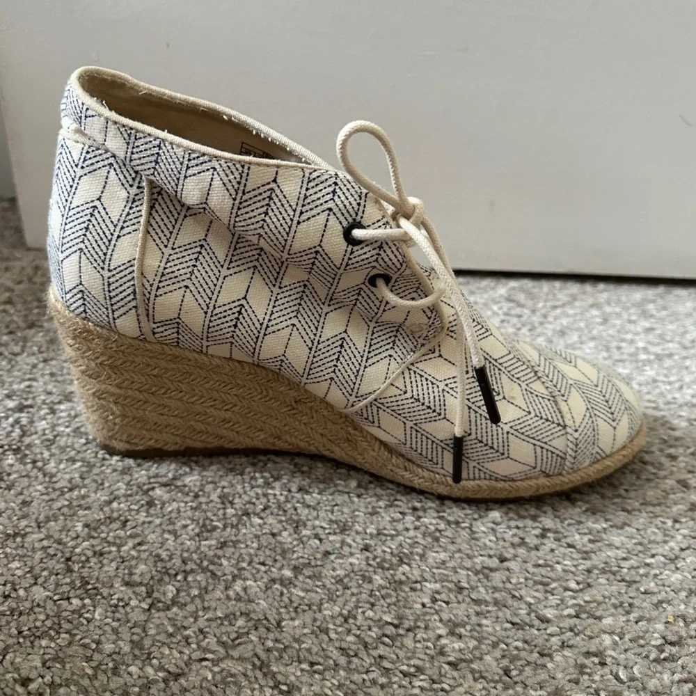 TOMS Desert Chevron Cream Blue Espadrilles Lace-Up Ankle Wedges Women’s Size 9